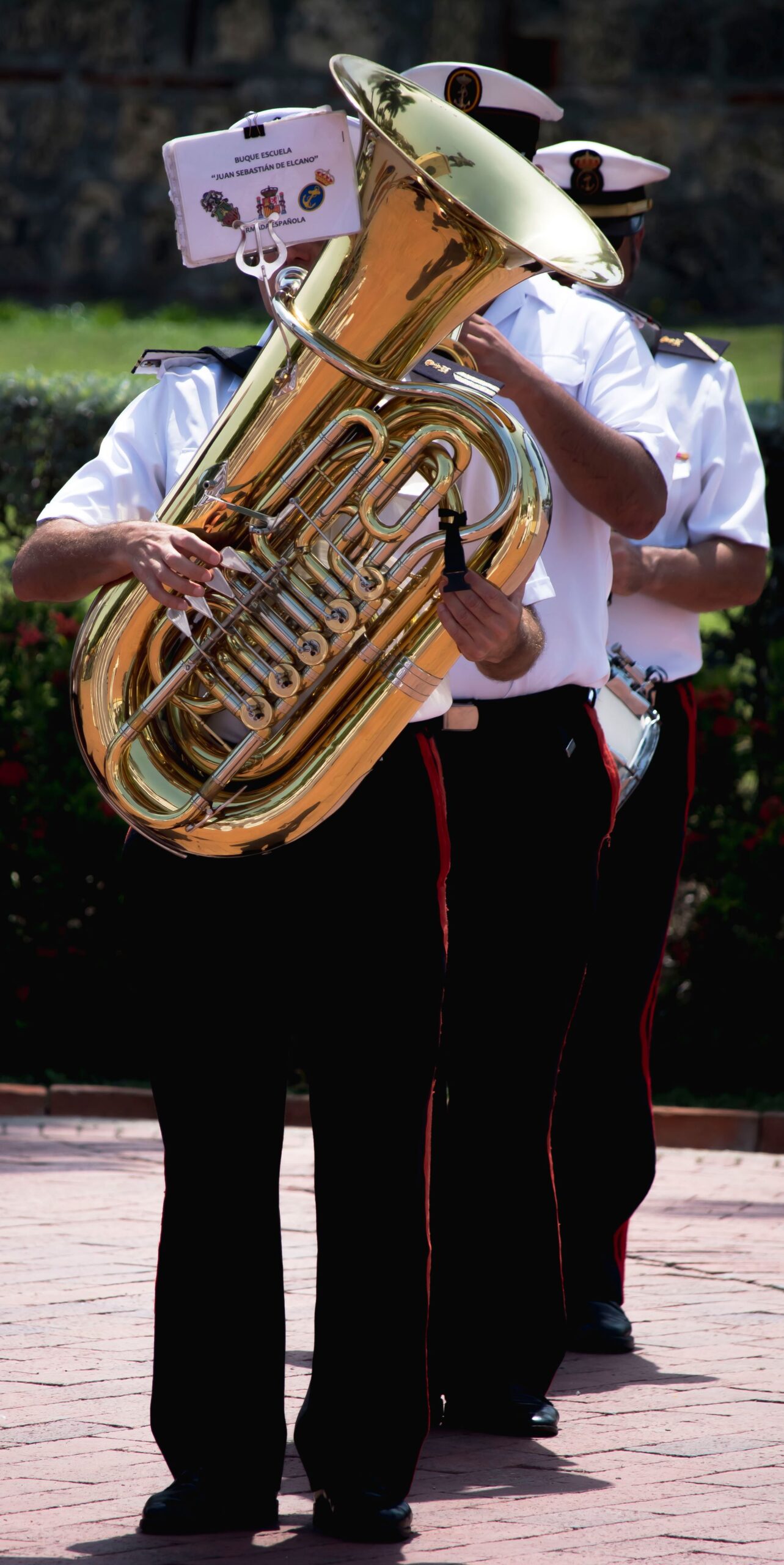 Marie spielt Tuba in Uniform